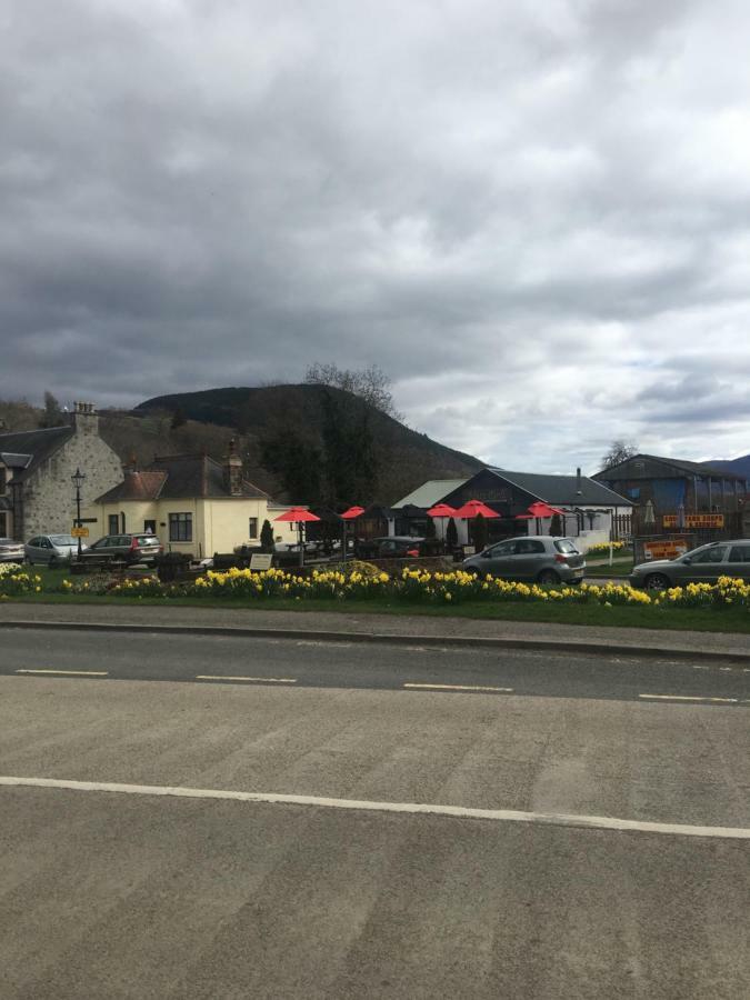 1 Lochness Rooms&Hostel Drumnadrochit Buitenkant foto