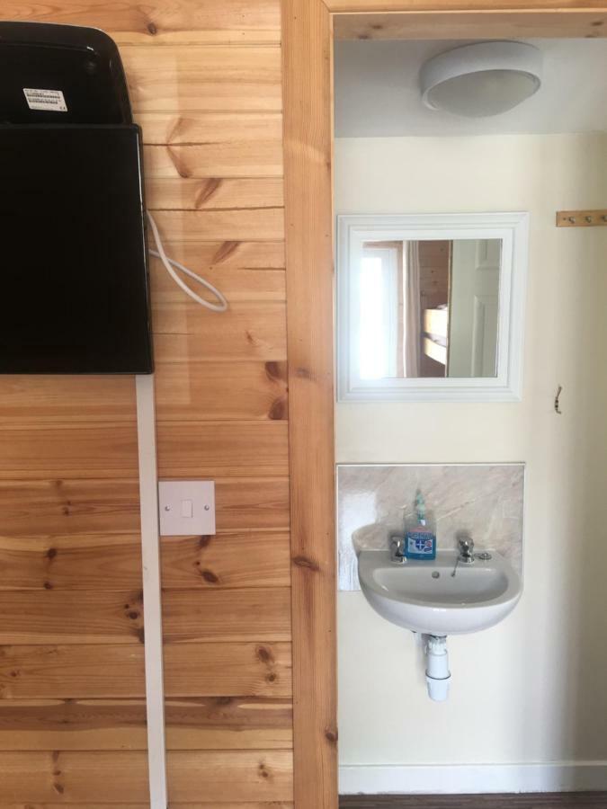 1 Lochness Rooms&Hostel Drumnadrochit Buitenkant foto