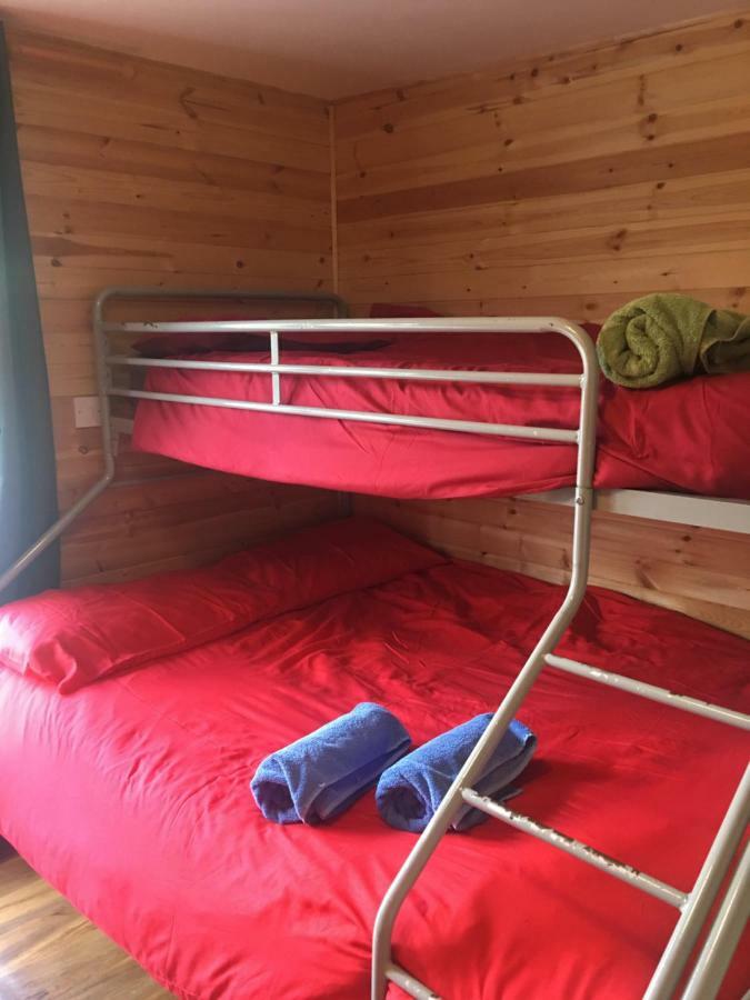 1 Lochness Rooms&Hostel Drumnadrochit Buitenkant foto