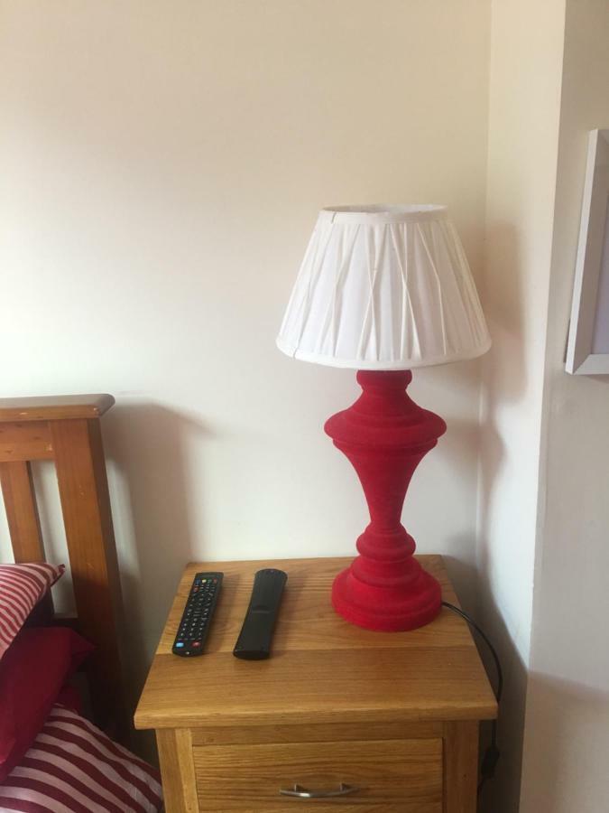 1 Lochness Rooms&Hostel Drumnadrochit Buitenkant foto
