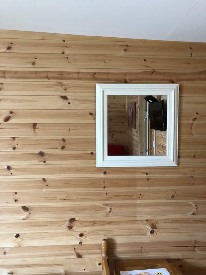 1 Lochness Rooms&Hostel Drumnadrochit Buitenkant foto